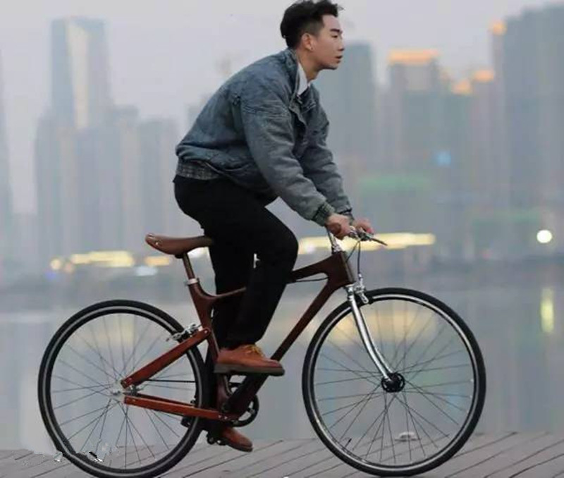 长沙90后小伙用黄花梨打造的自行车,据说十几年都不会坏
