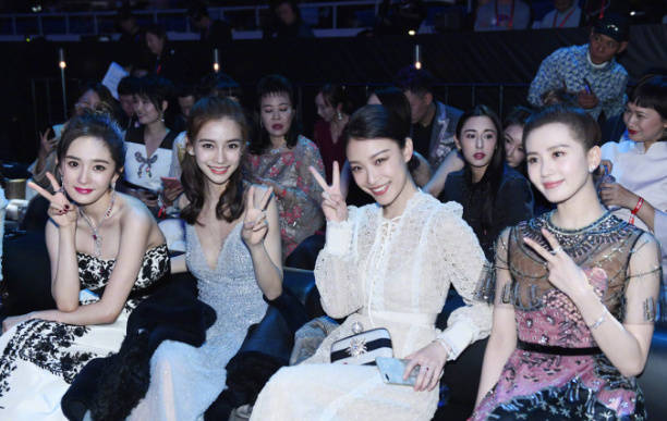 四小花旦同框拍合照,你觉得哪个赢了?