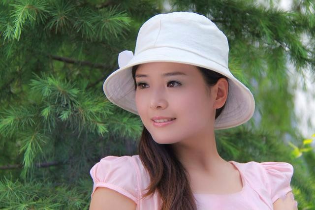 人像摄影:玉面朱唇卧花丛