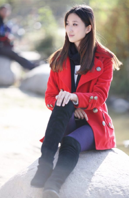 阳光下的红衣学姐,长发飘飘