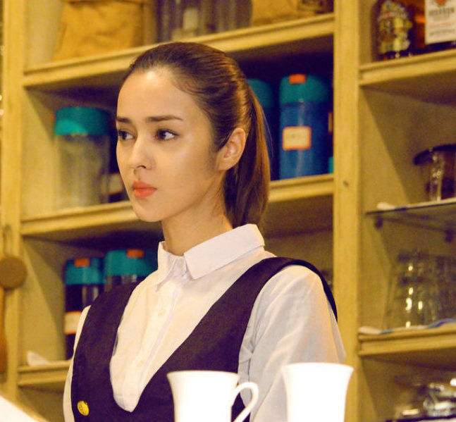 新疆的妹子维妮,是演员也是模特,神似娜扎和热巴