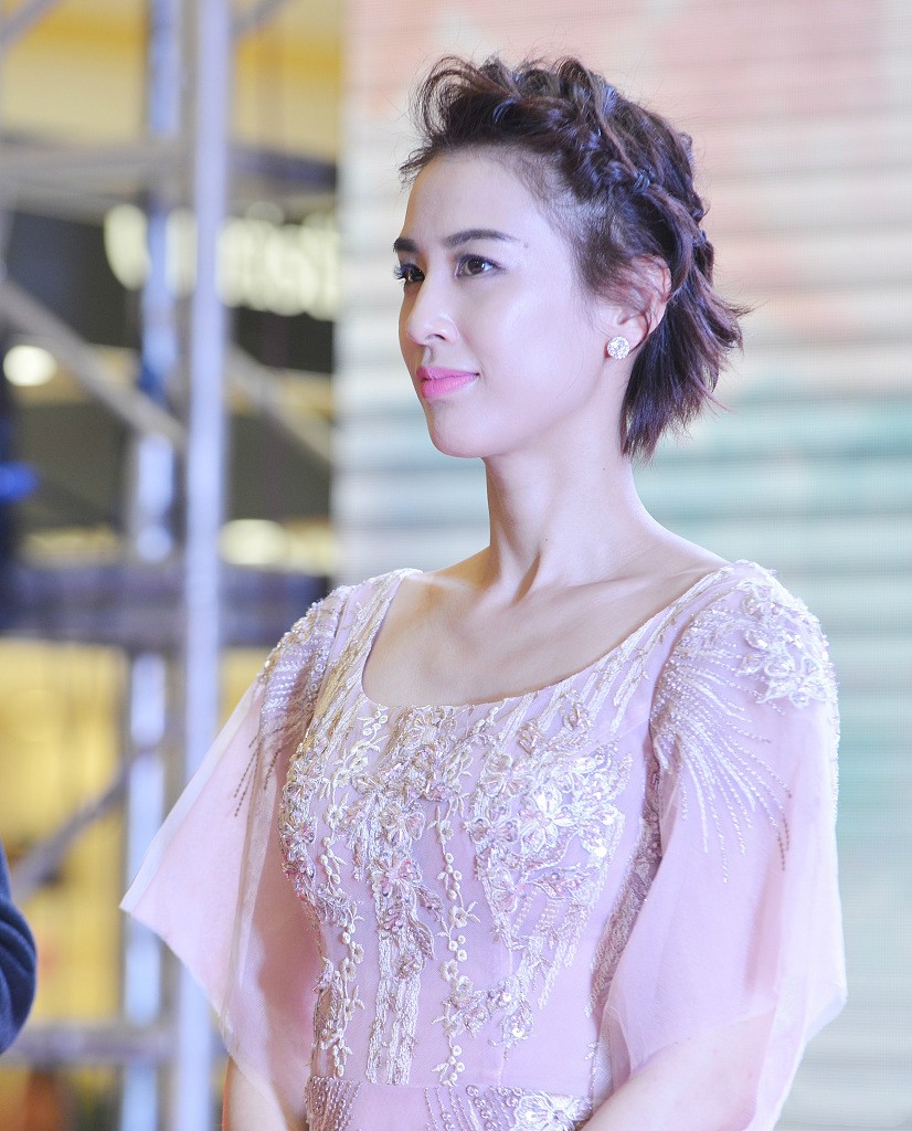 11月11日,南京,黄圣依签约成为某茶品代言人,亮相南京参加剪彩仪式