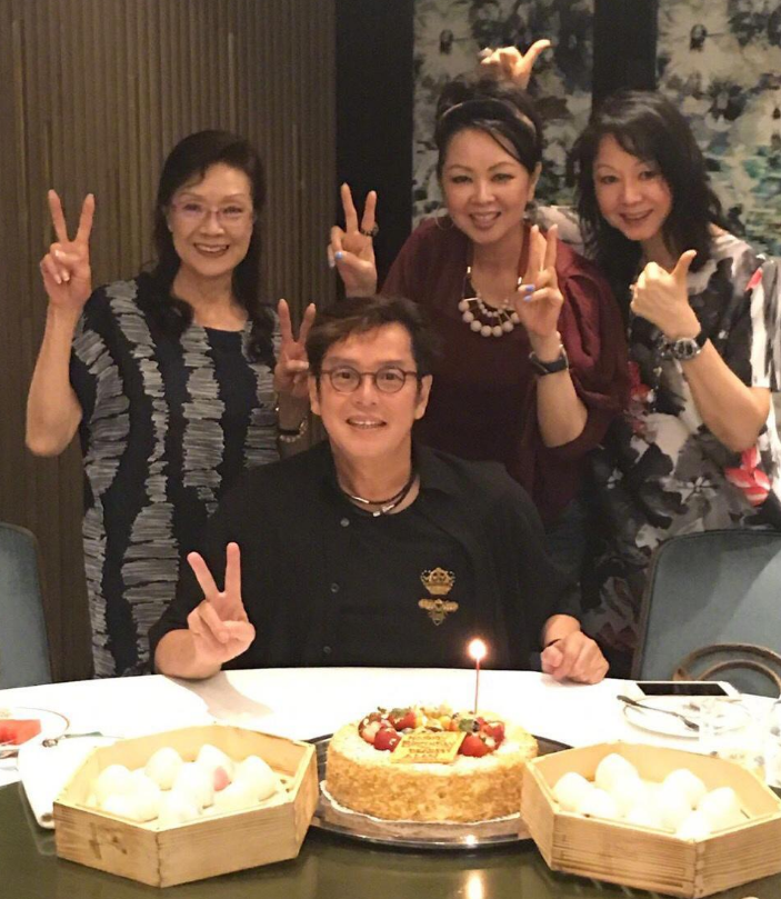 谭咏麟微博分享一组和自己的亲姐妹以及好友一同庆祝67岁生日的照片并