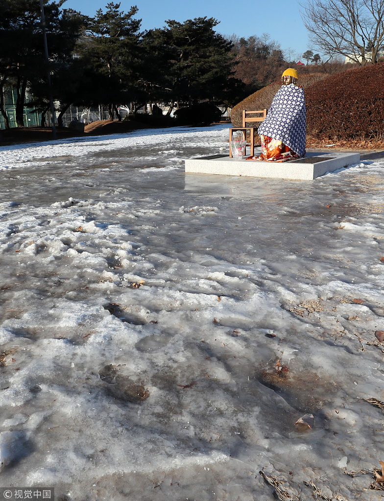 韩国冰天雪地寒风刺骨 春川市民为和平少女像穿冬衣