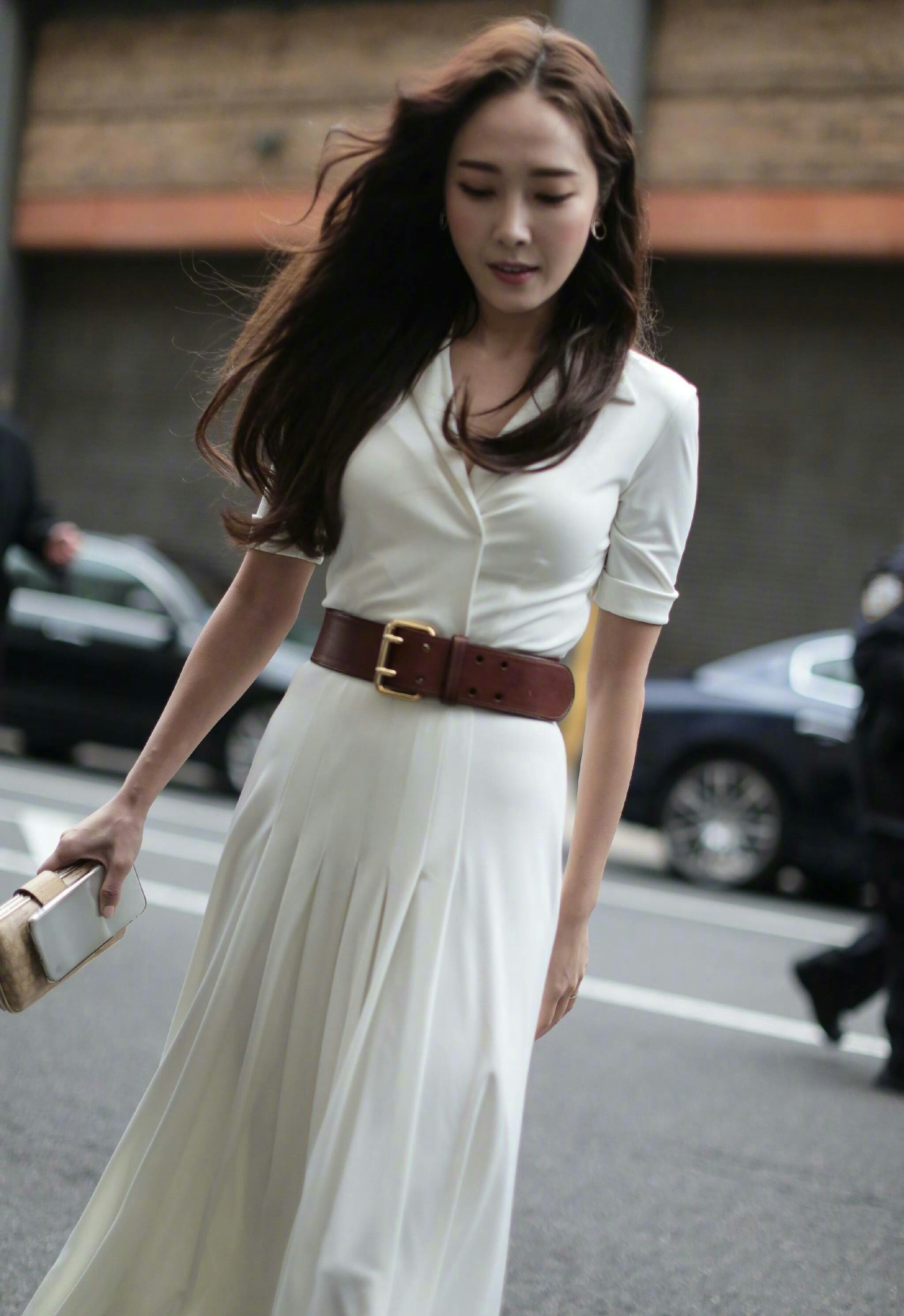 与少女时代成员jessica郑秀妍,tiffany黄美英偶遇于时装周吧!