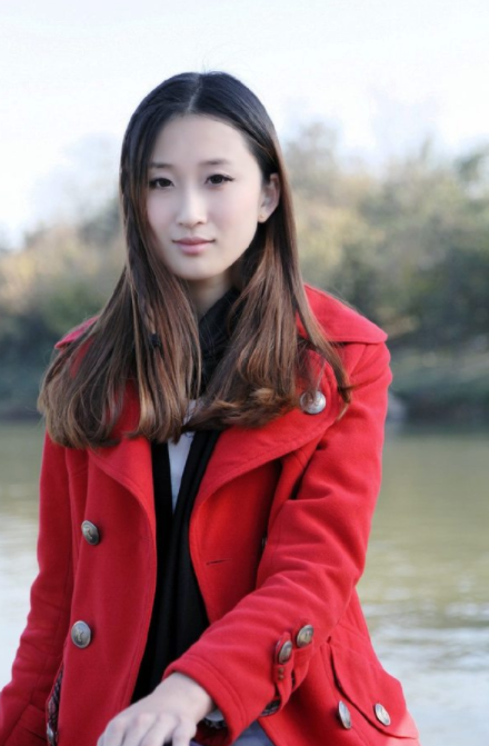 阳光下的红衣学姐,长发飘飘