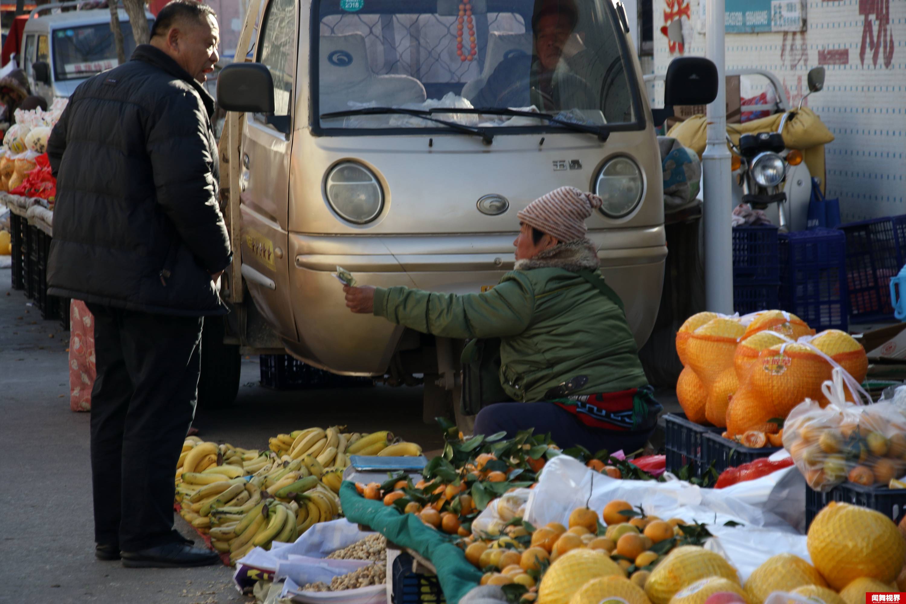 小贩农村大集卖香蕉缺斤少两,霸气大哥找回摊位一顿臭骂