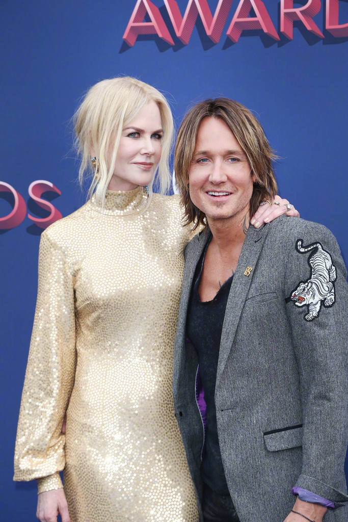 nicole kidman与丈夫出席颁奖礼,性感妩媚甜蜜恩爱