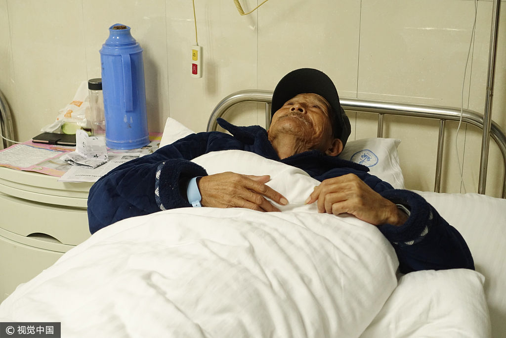 安徽阜阳一老人重病卧床 想见分别三十多年的儿女最后一面