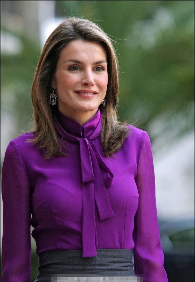 西班牙马德里,西班牙王妃莱蒂齐亚(queen letizia)一身红衣出席活动