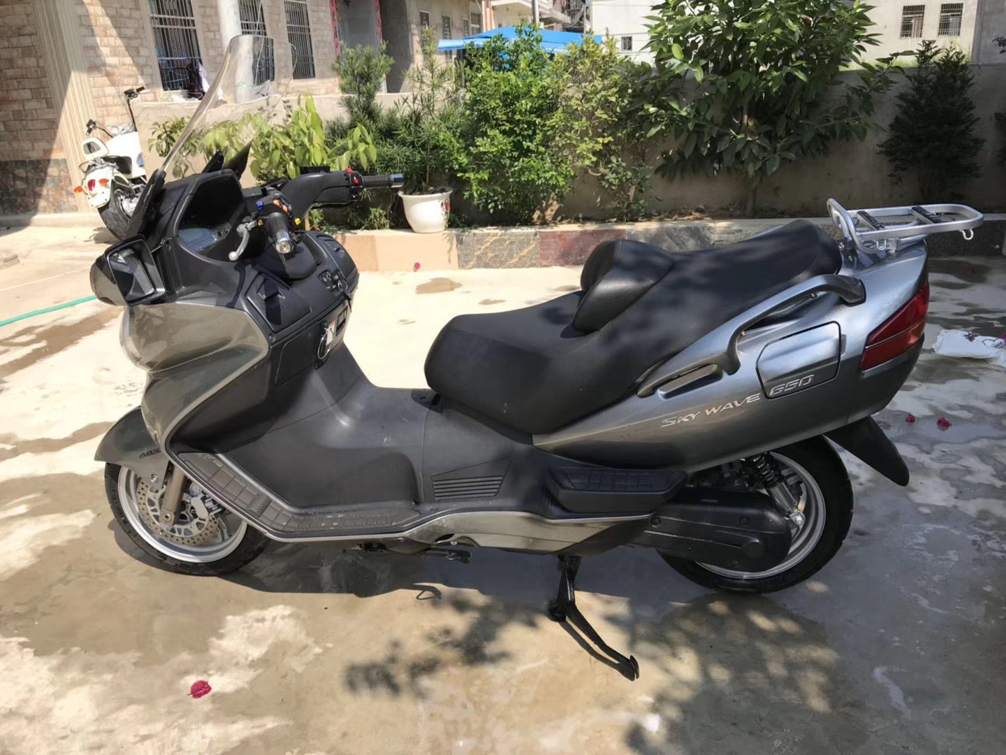 排量650cc的铃木踏板摩托车,体积不小!