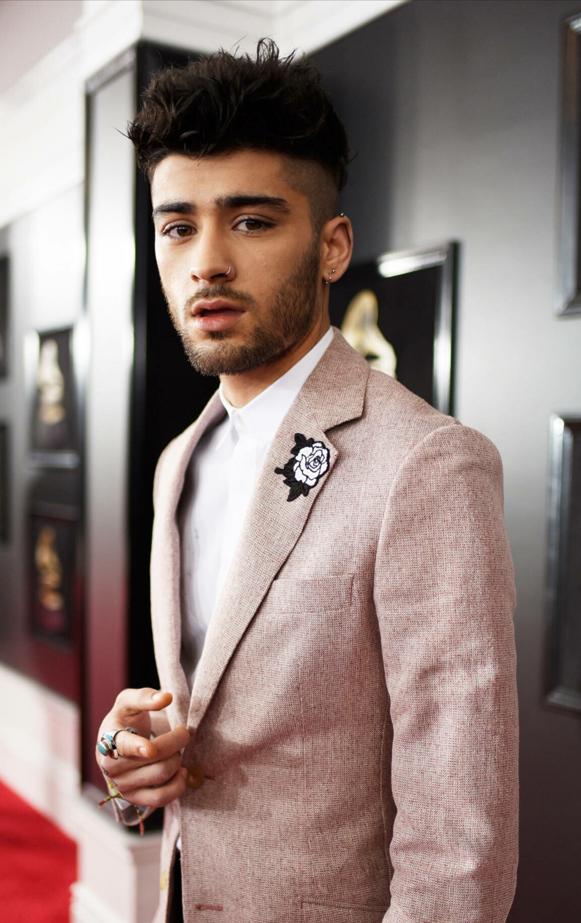 美渣 zayn malik 出席格莱美颁奖典礼,网友:毛发旺盛真羡慕!