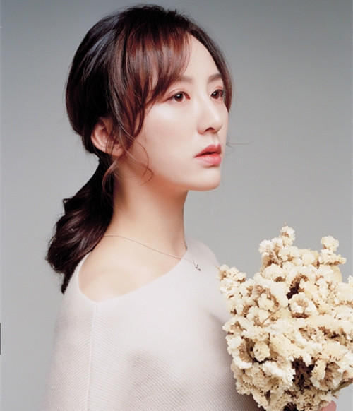 赵叶索;身穿白色绒衫,搭配棕红色条纹长裙,温婉气质尽显