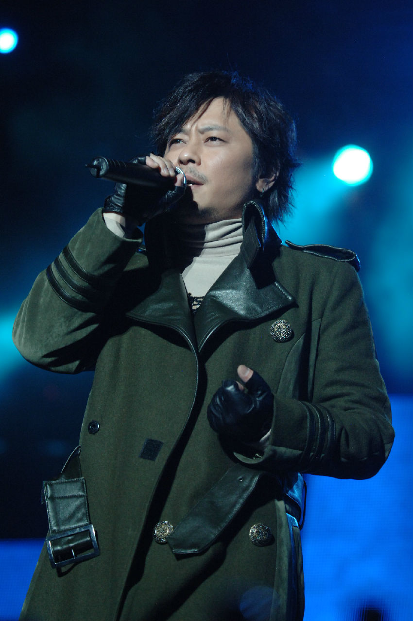 说起王杰,他绝对是实力派歌手,靠着一首又一首的歌打出的一片天.