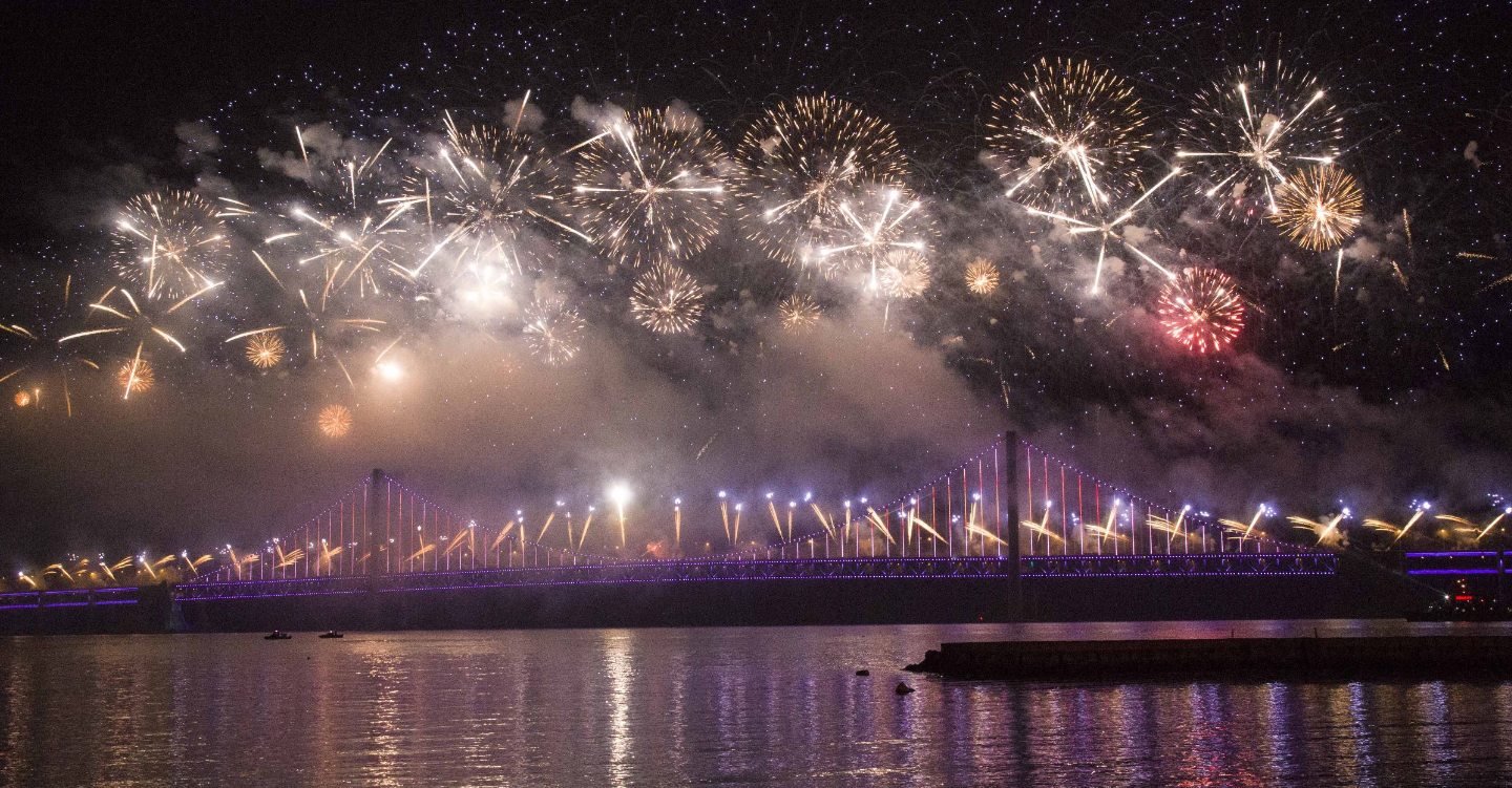 青岛同庆跨年,全程狂欢,纷纷涌上街头