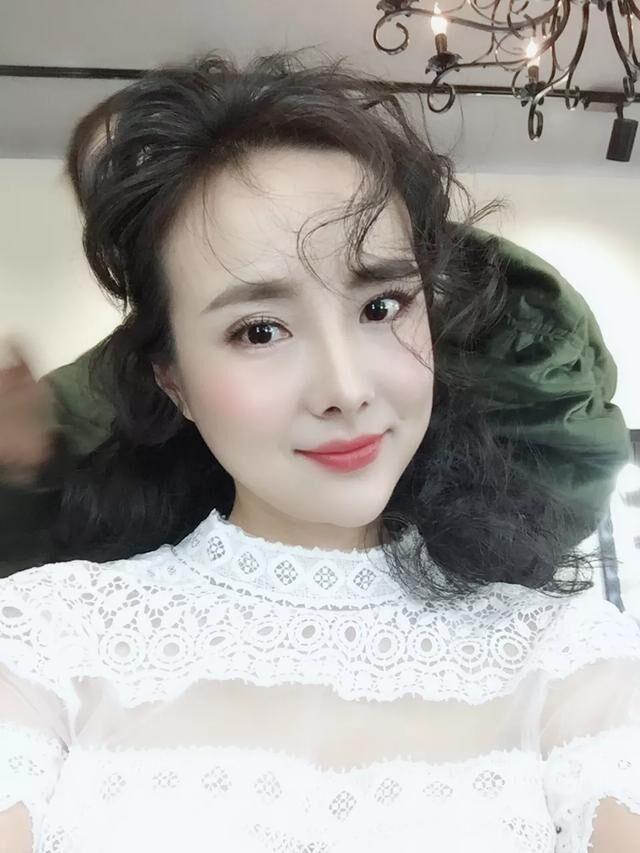 干露露一身大红出镜,最后一张考眼力,趴在她背上者是男是女?