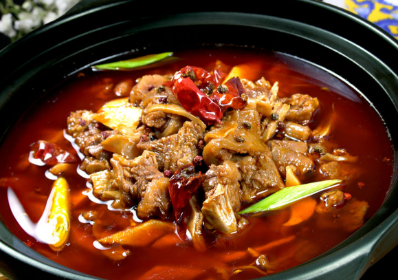 鸡肉火锅,在国内鸡肉火锅也是非常受欢迎,肉质感非常舒服,吃起来又热