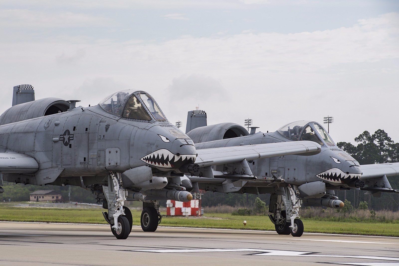 近日,美军a-10c雷电ii攻击机在穆迪空军基地进行维护训练,数十架a-10