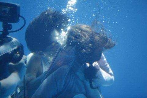 在水下接吻图片