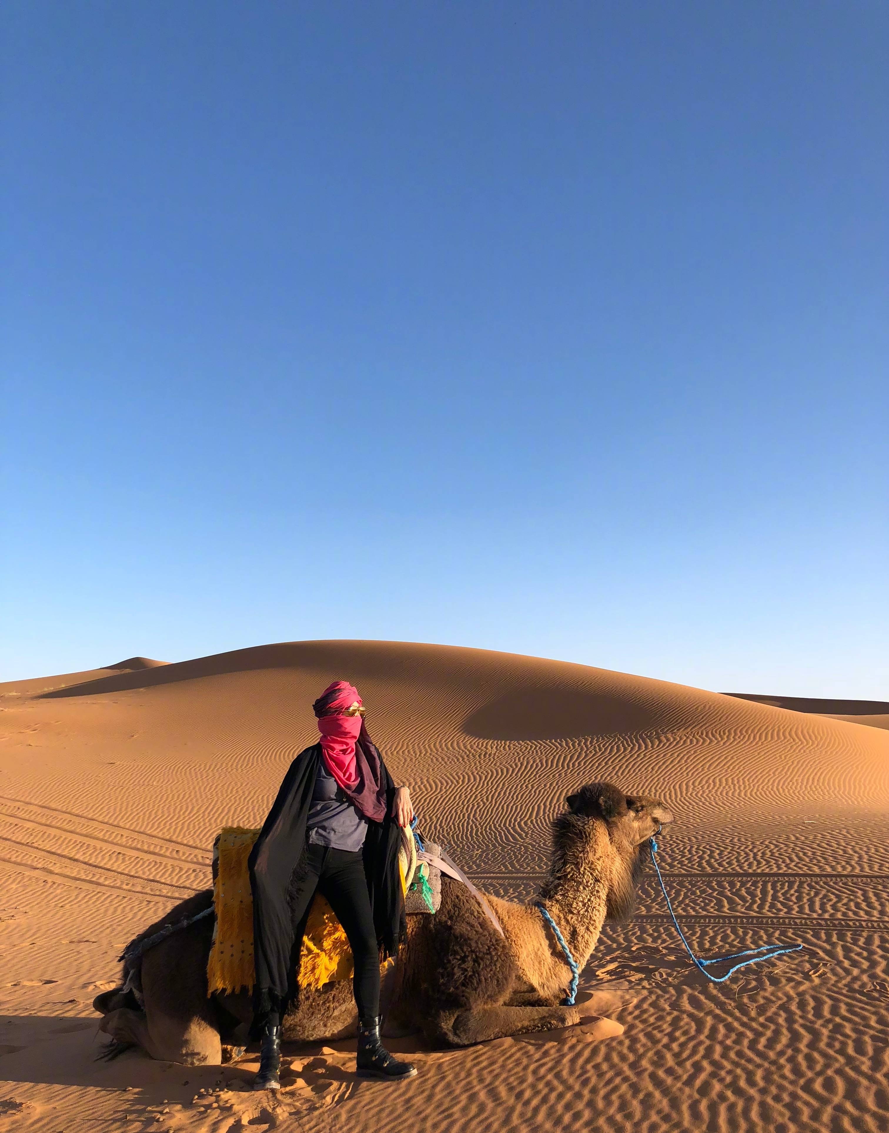 刘嘉玲晒旅游写真,沙漠里骑骆驼美艳动人