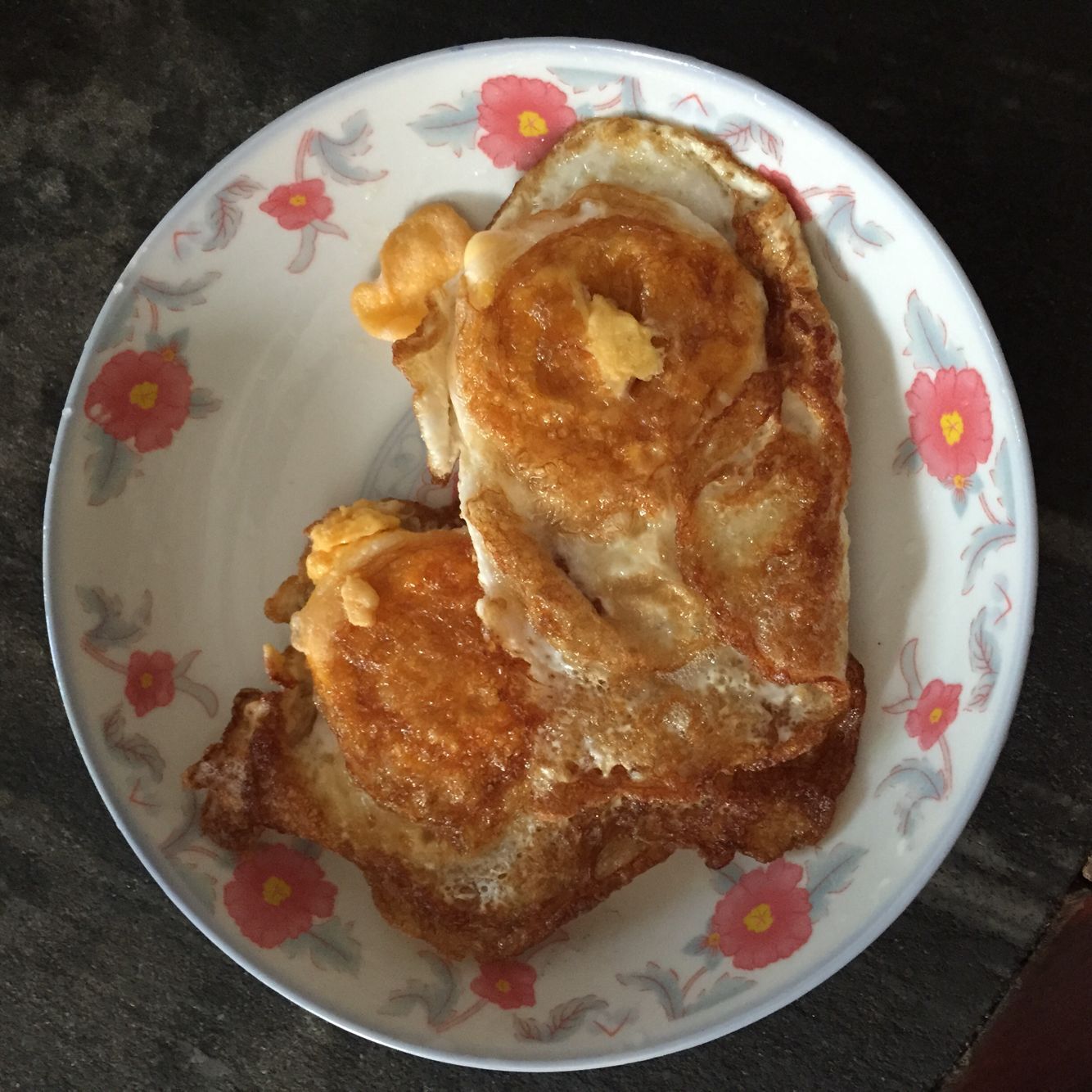 煎两个鸭蛋,吃两天,明天不用煮了,省点煤气.